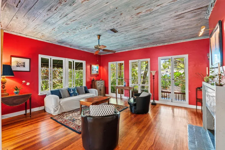 LIVING_ROOM_LOOKING_OUT_DT