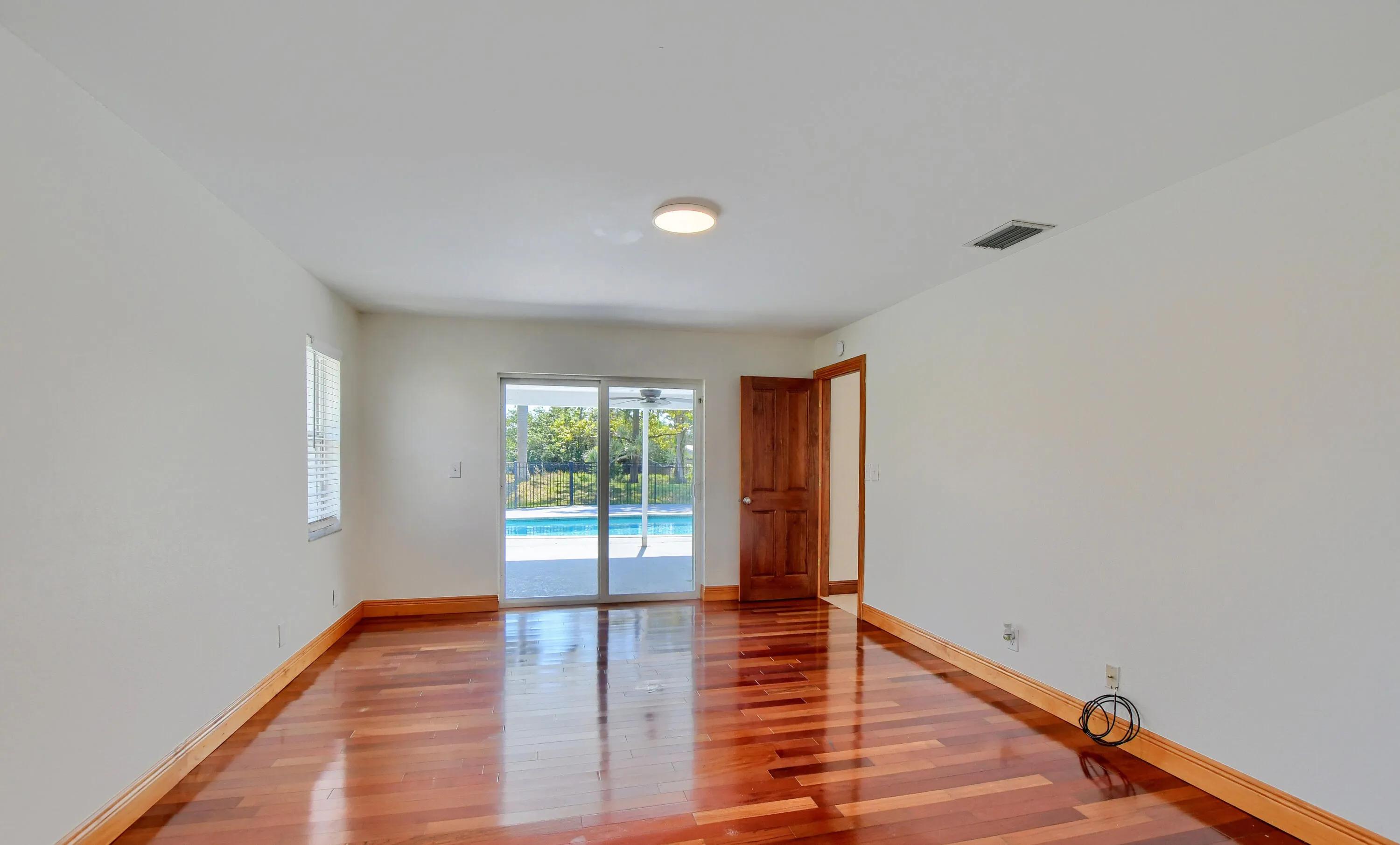 Master bdrm w/pool access