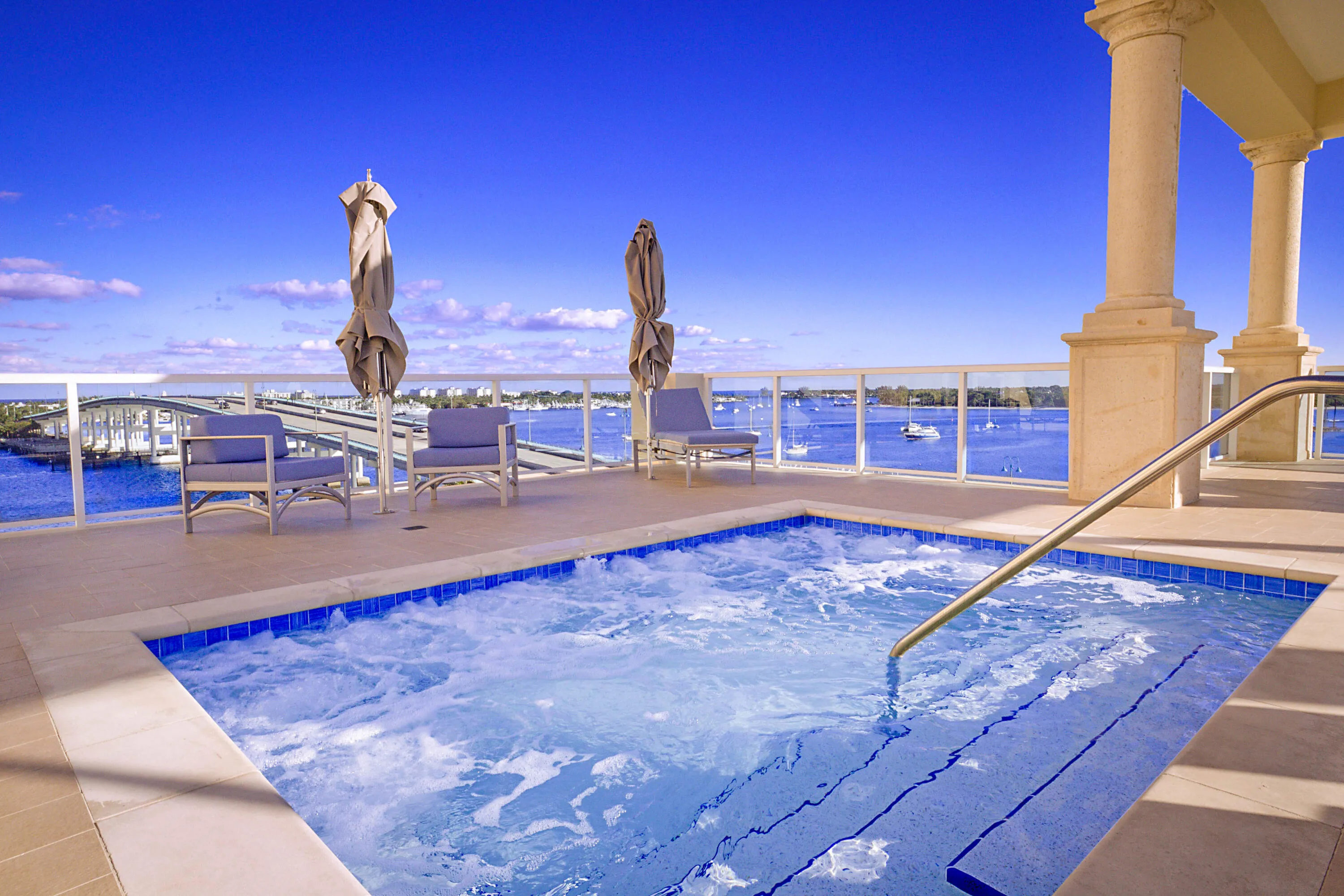 JACUZZI TUB - MORE WATER VIEWS