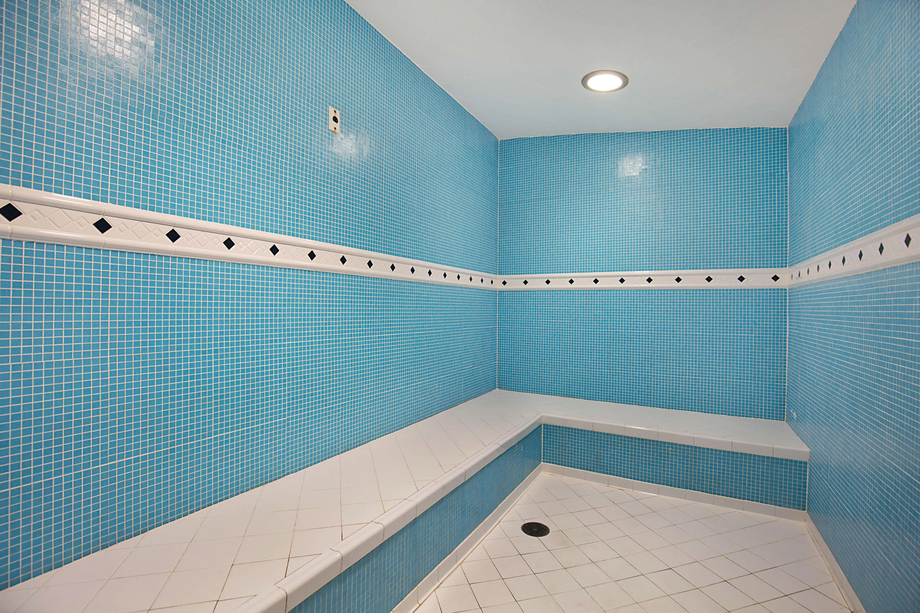 STEAM ROOM IN WOMEN'S AND MEN'S LOCKER