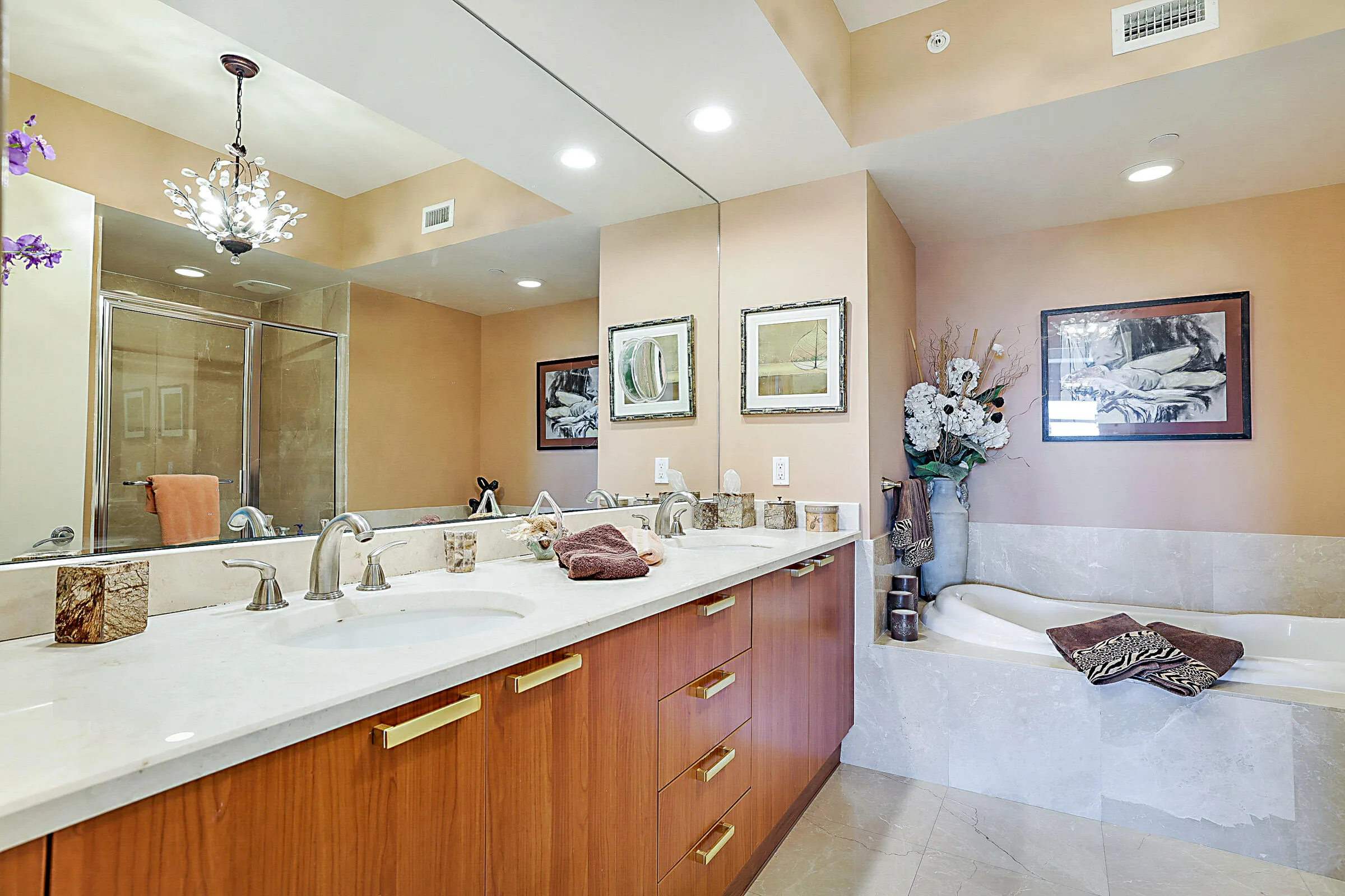 DOUBLE SINK IN PRINCIPAL BATH