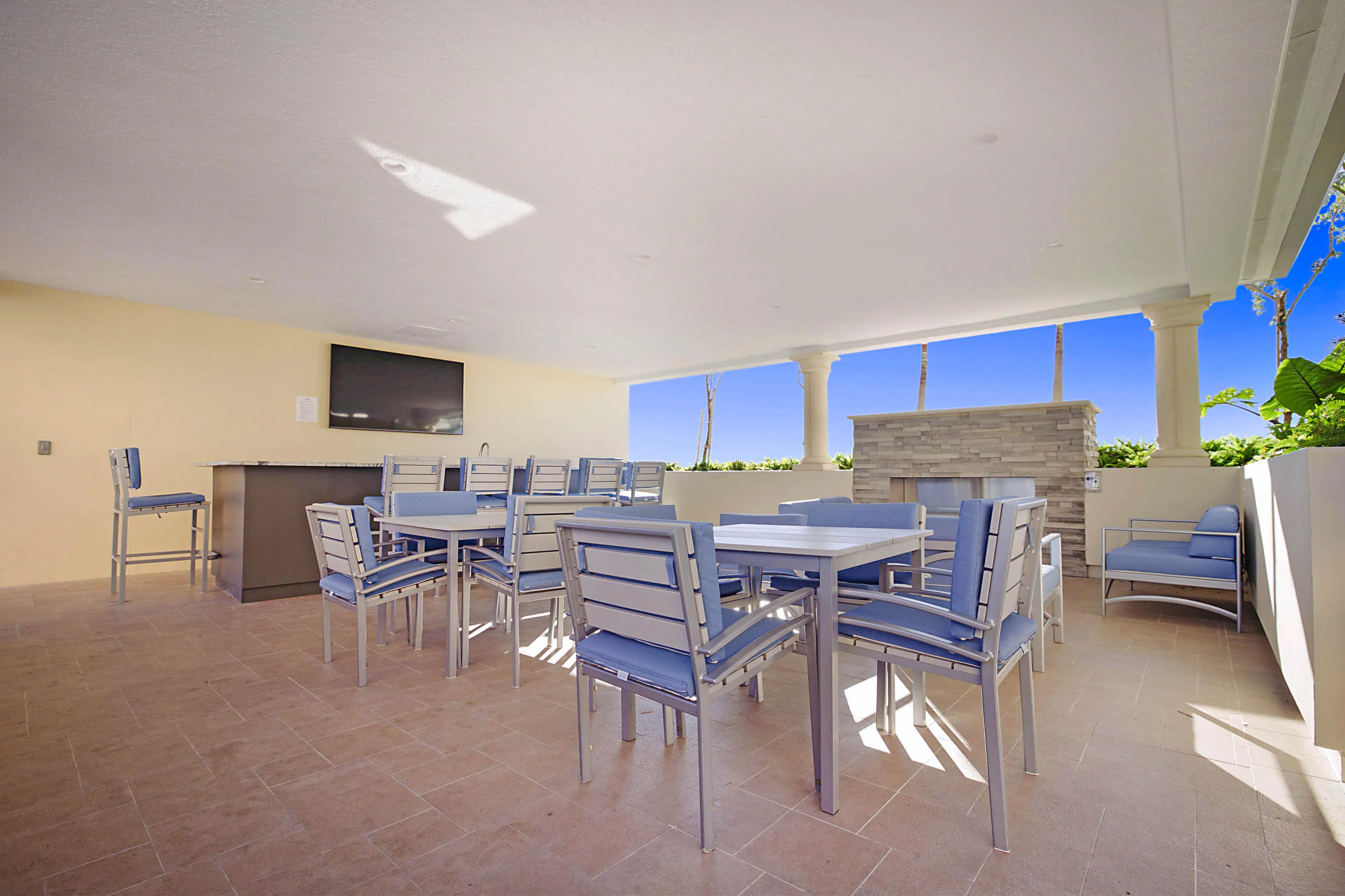 EATING AREA WITH FIRE PIT