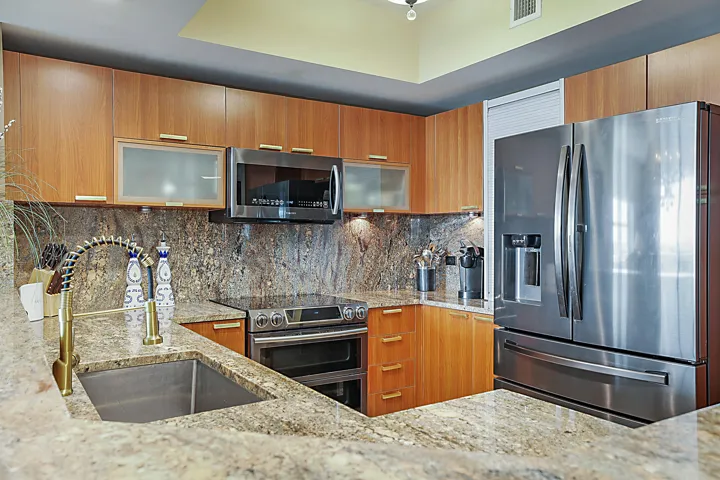 SPACIOUS KITCHEN