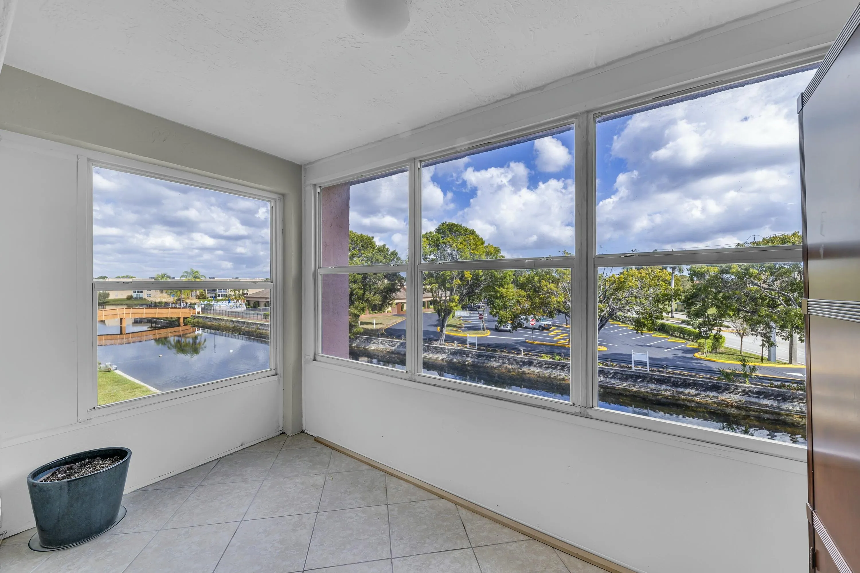 SCREENED BALCONY