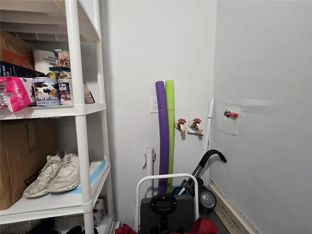 LAUNDRY ROOM/HOOK UP