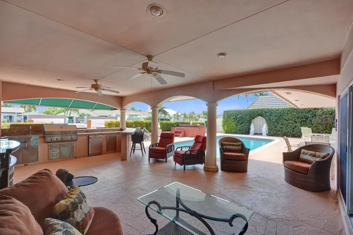 Massive outdoor covered space