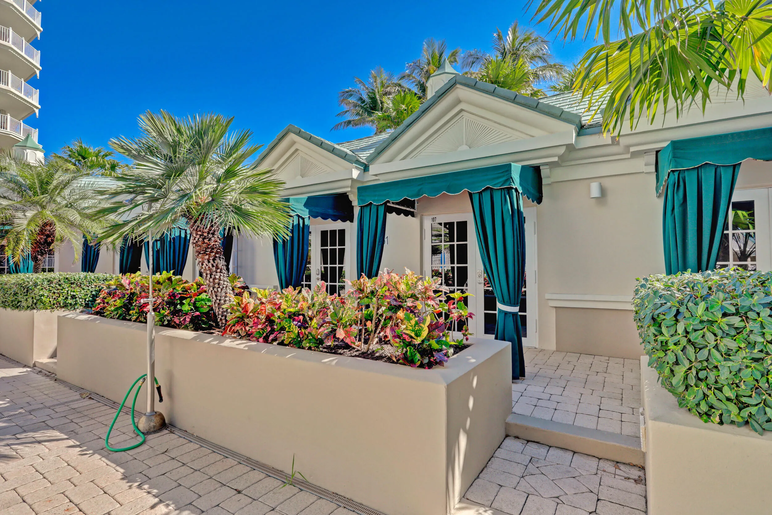 PRIVAE POOLSIDE CABANA