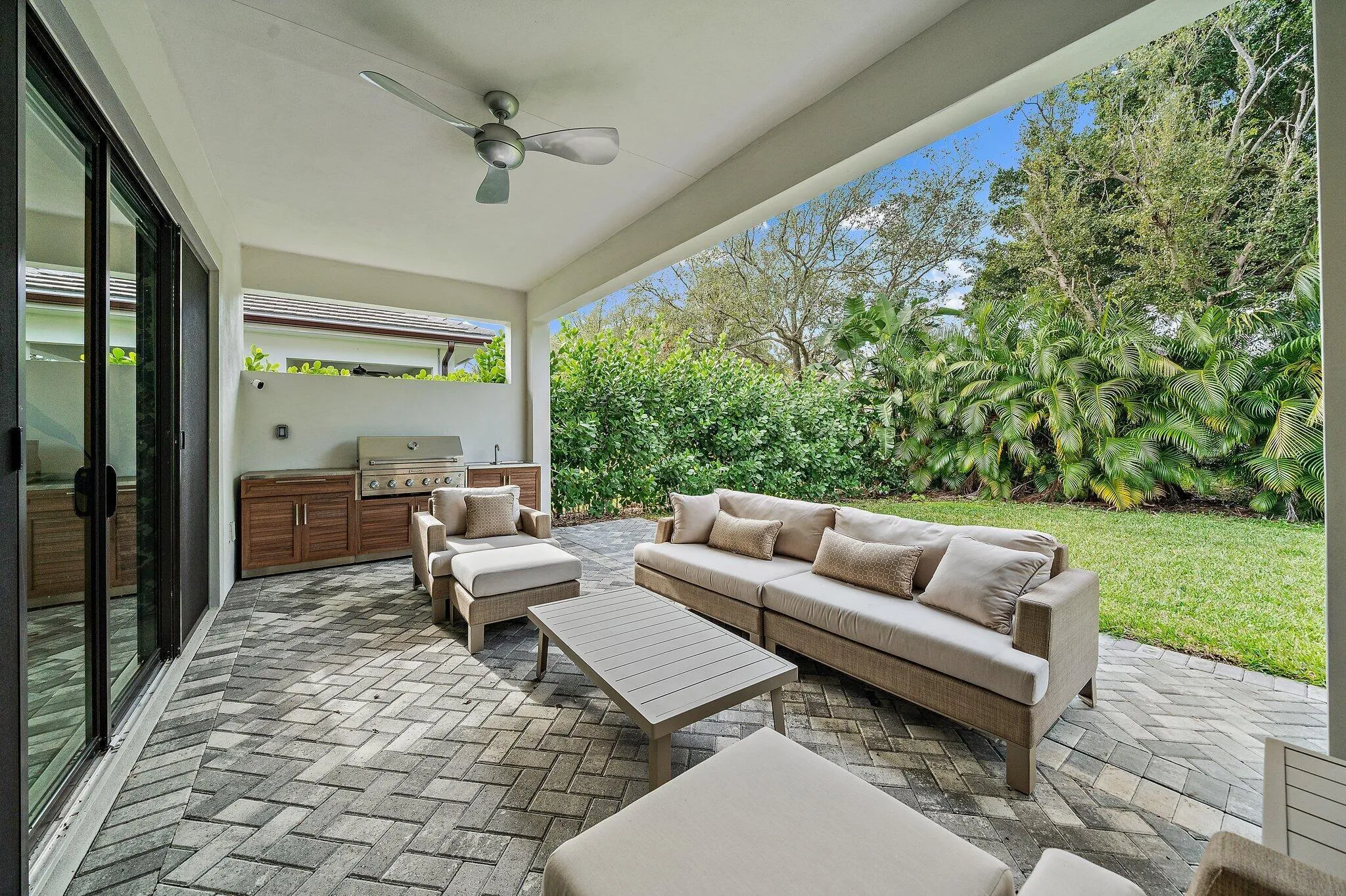 Outside - 2938GinBerryWay