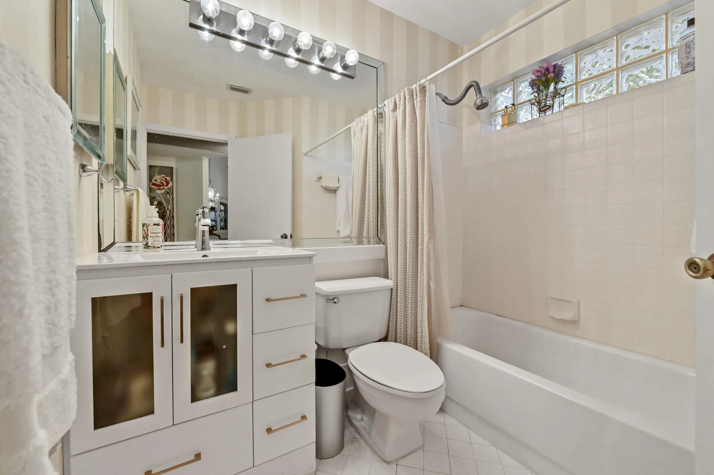 25 Bathroom 01