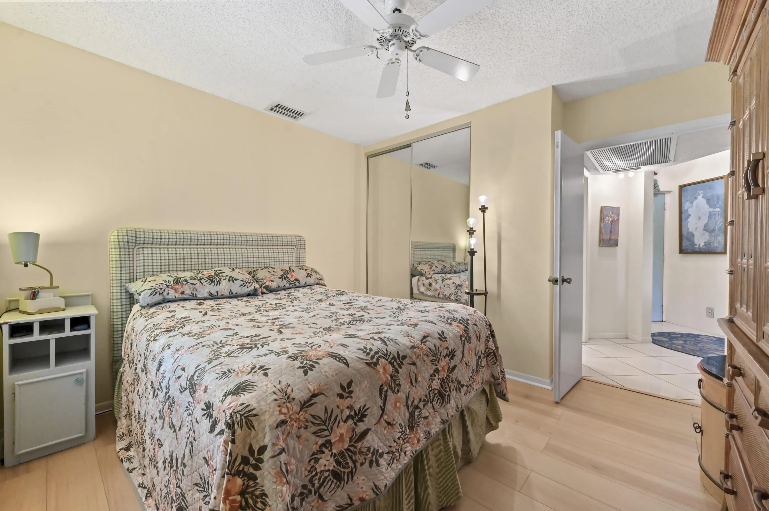 27 Bedroom 02