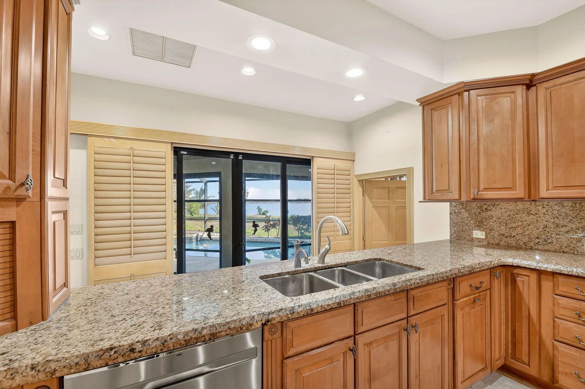 kitchen to pool
