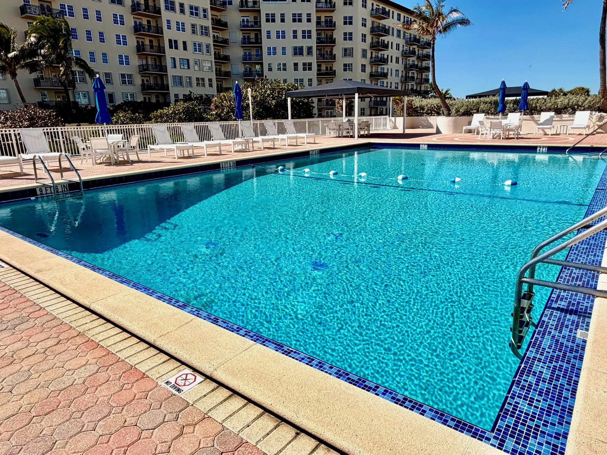 Expansive Ocean front Saline pool