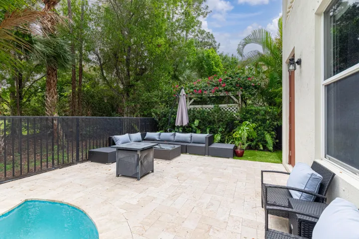 Backyard-Lounge