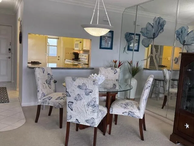 Round Table offers several seatings