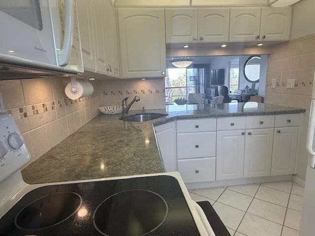 Granite Countertop, Tile Backsplash