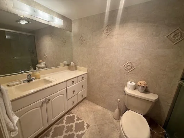 Main Bathroom, wall-to-wall vanity and wall-to-wall mirror