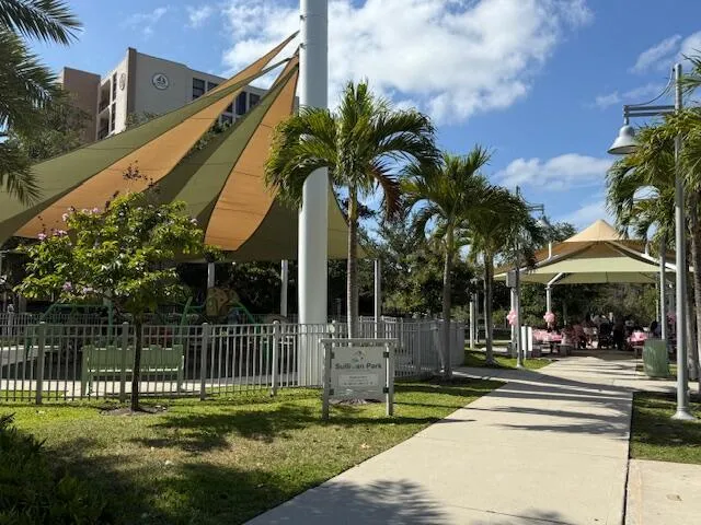 Sullivan Park ( 5 minutes walk ) offers boat rentals