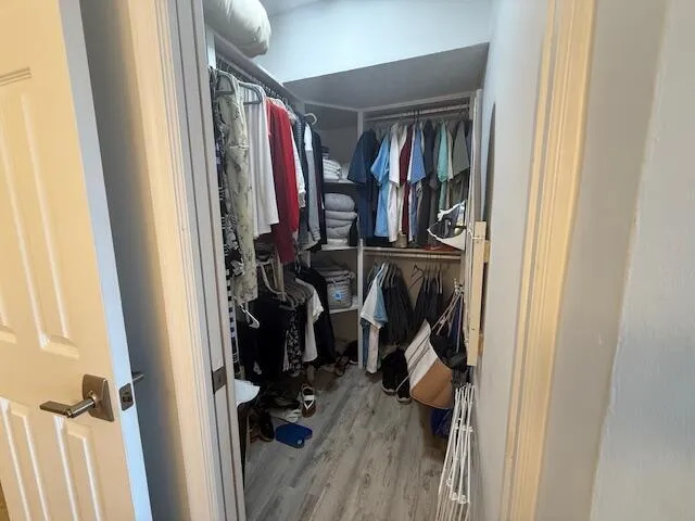 California Style Walk-in Closet