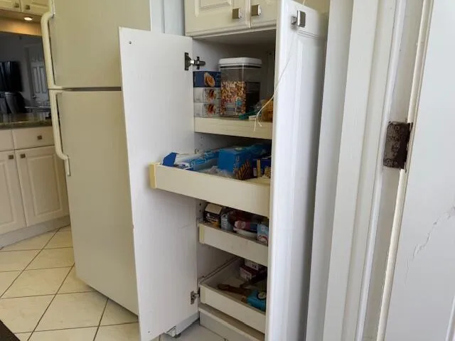 Large Pantry with pull-out drawers