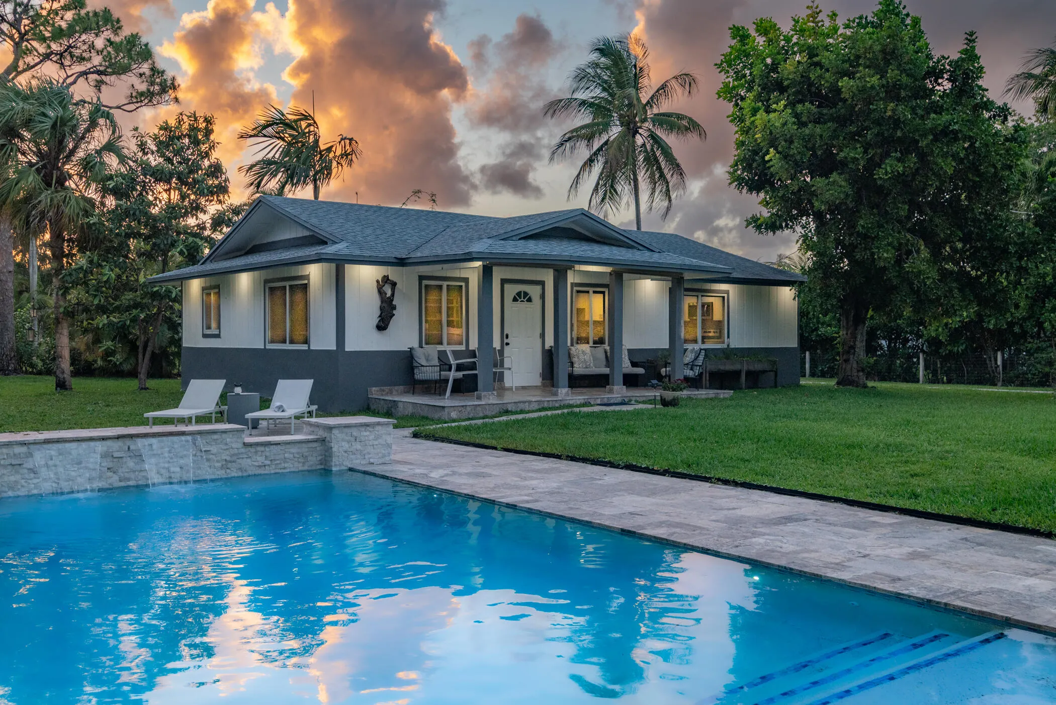 2 Bedroom 1100 SF Guest House with full Kitchen.
