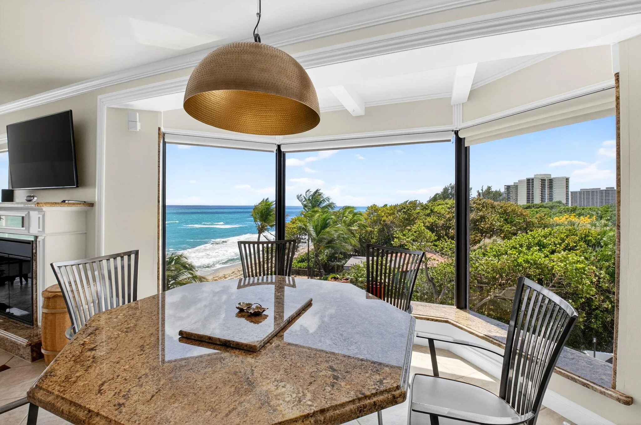 08 Dining Room with Bay Windows