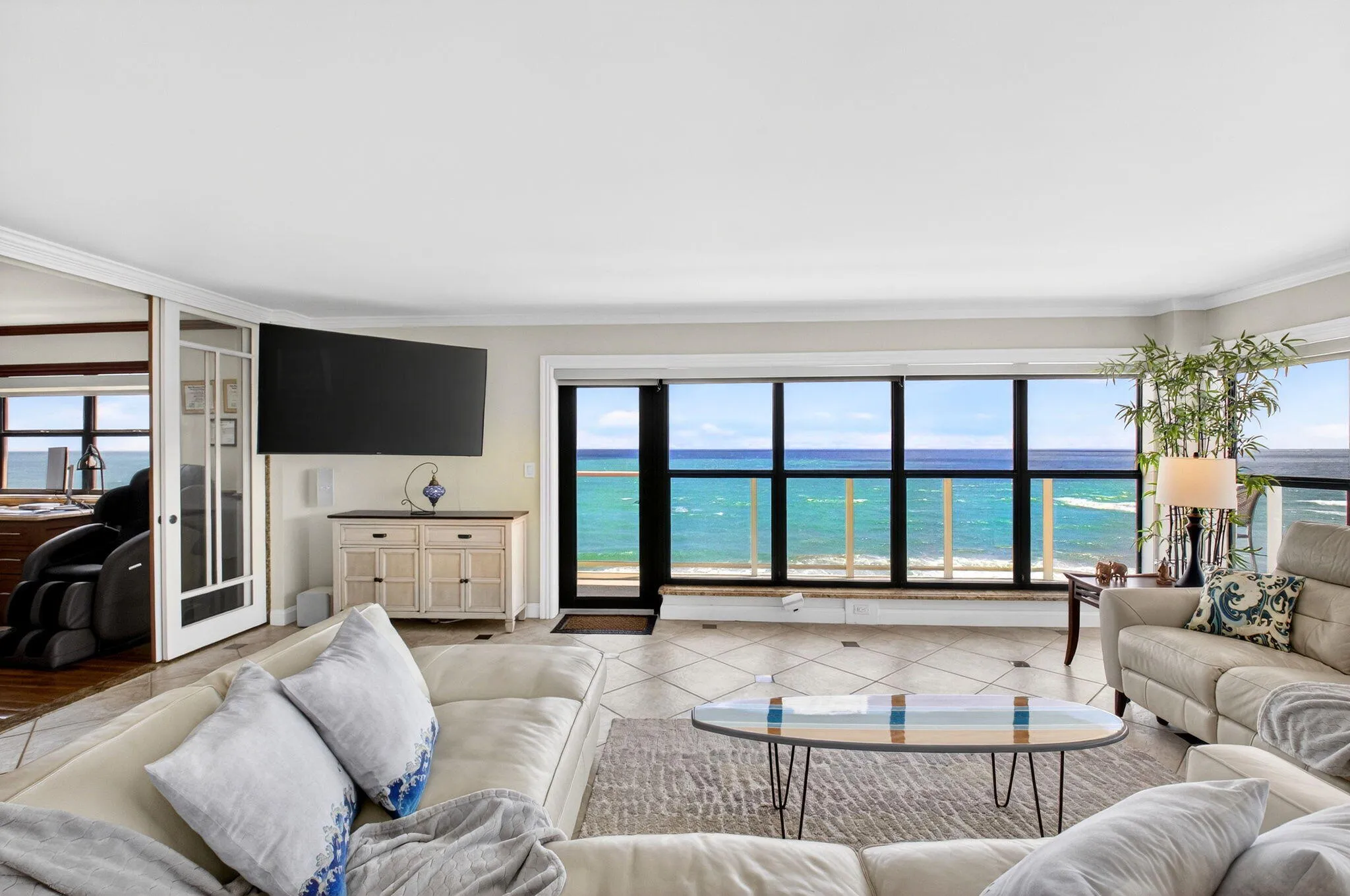 04 Spacious Living Room with Direct Ocea