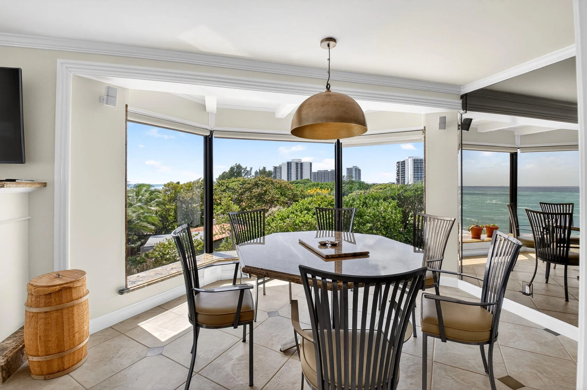 09 Dining Room with Bay Windows