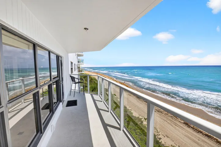 18 Expansive Balcony overlooking the oce