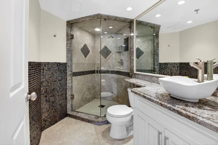 16 Third Bathroom