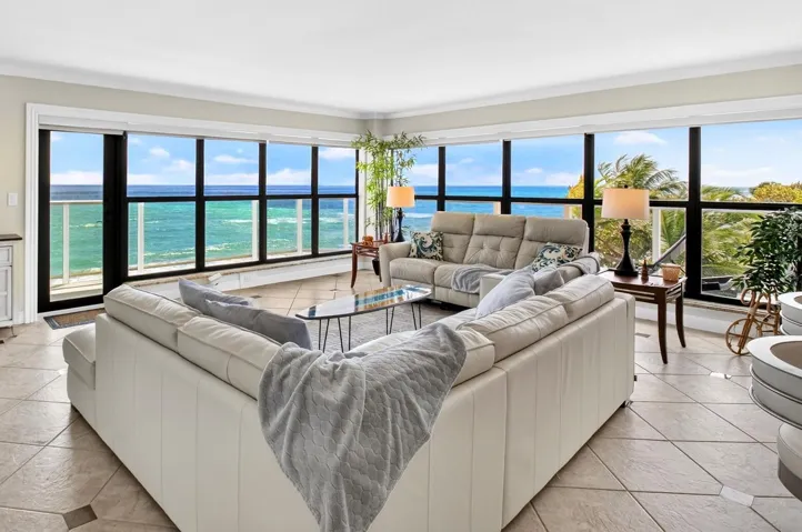 03 Spacious Living Room with Direct Ocea
