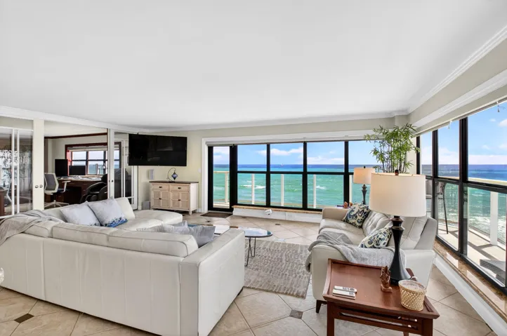 05 Spacious Living Room with Direct Ocea