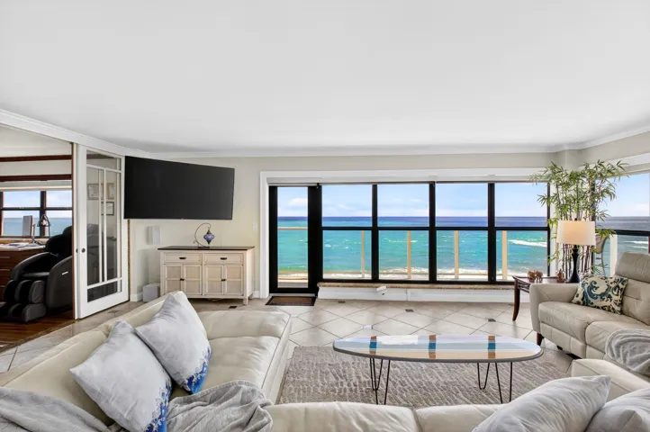 04 Spacious Living Room with Direct Ocea