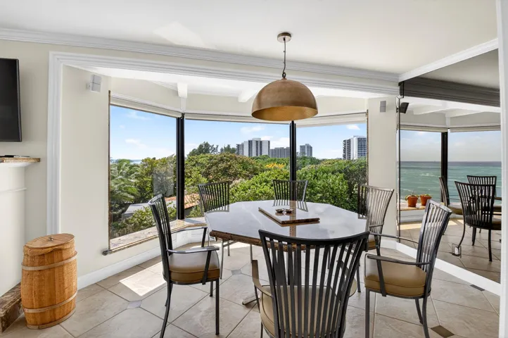 09 Dining Room with Bay Windows