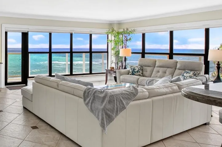 02 Spacious Living Room with Direct Ocea