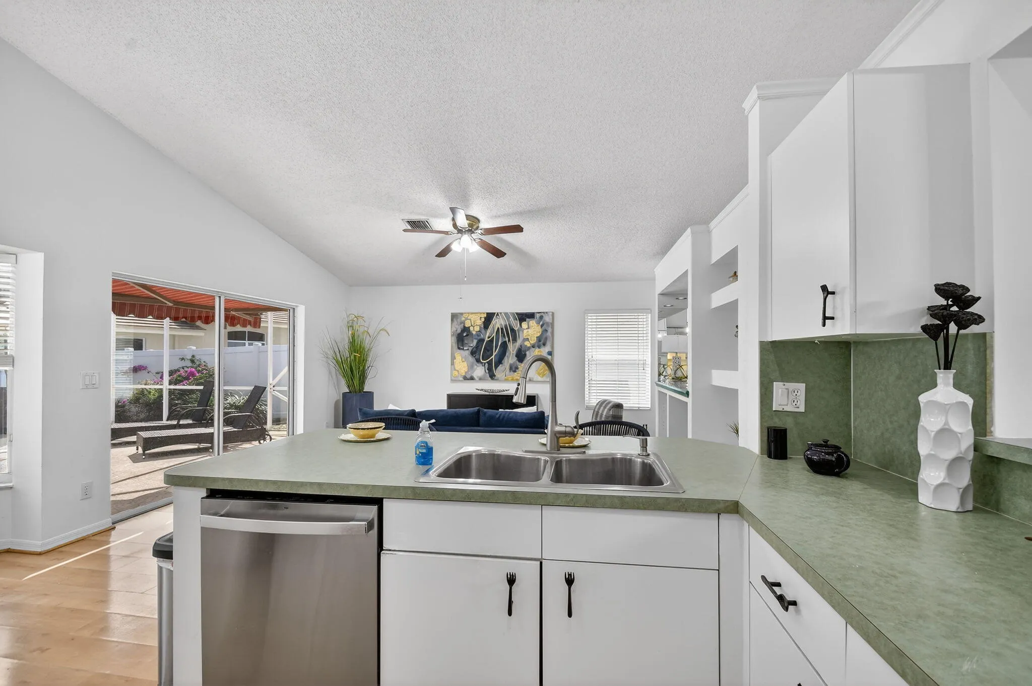 21-web-or-mls-7760 Manor Forest Ln (21)