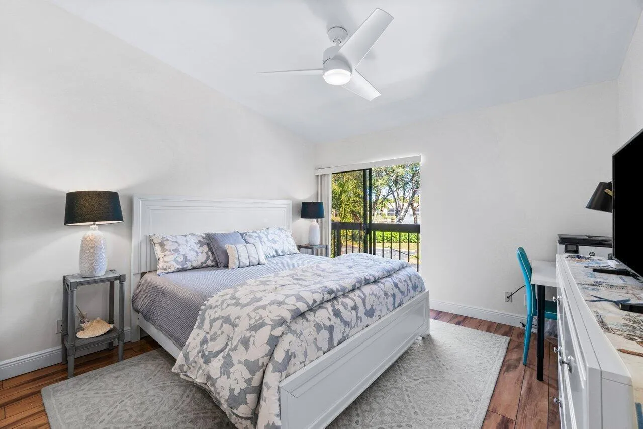 Guest Bedroom w balcony