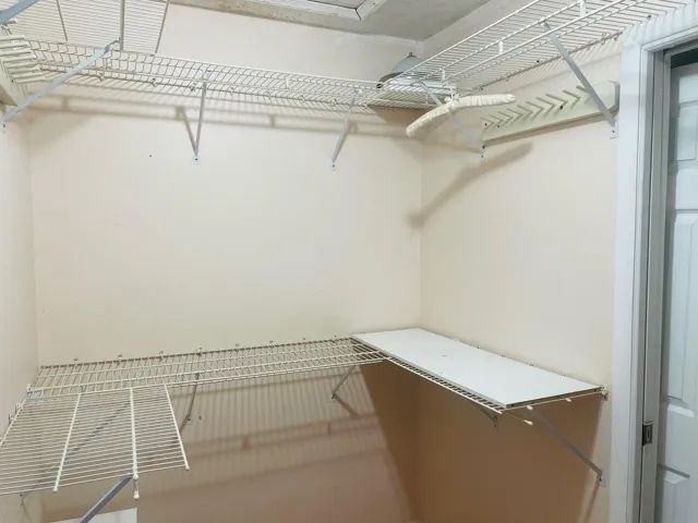 11.master walking closet