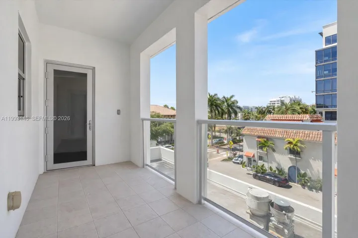 Shared balcony b/t secondary rooms