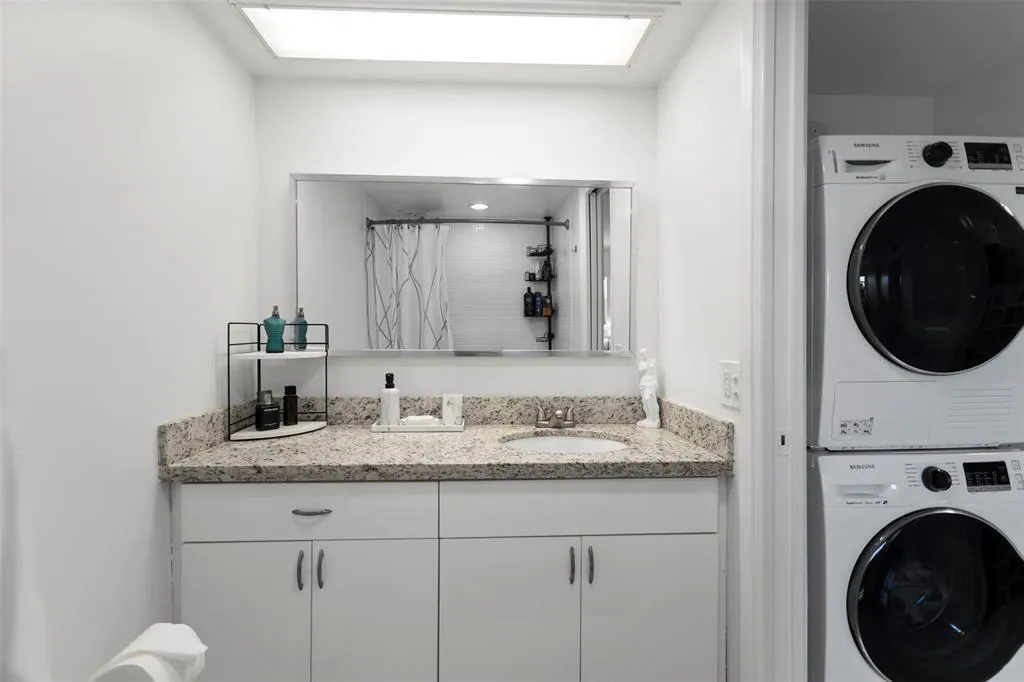 Primary Bath/ Washer/dryer closet