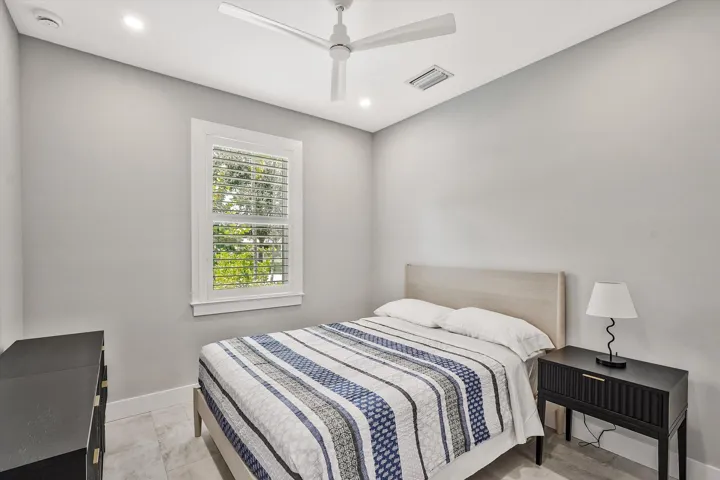 15-425 Hugh Street-15
