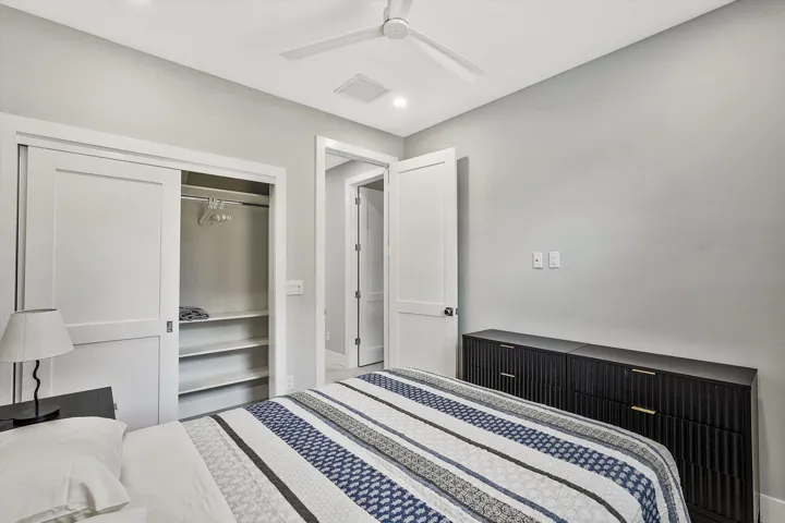 16-425 Hugh Street-16