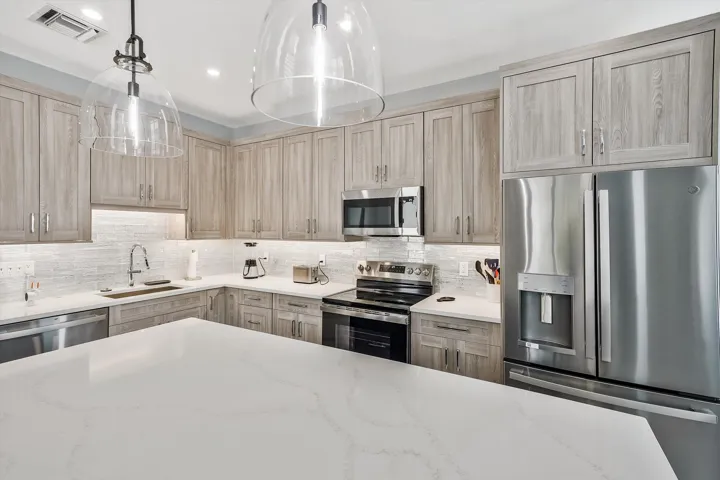 08-425 Hugh Street-8
