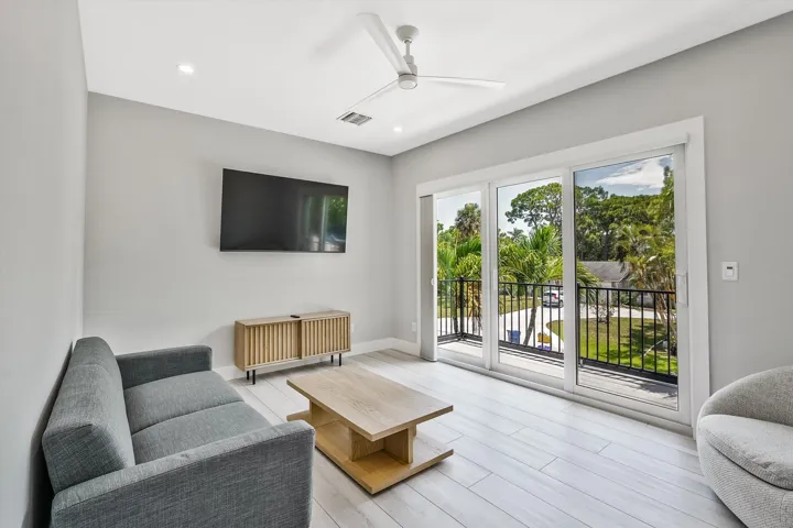 22-425 Hugh Street-22