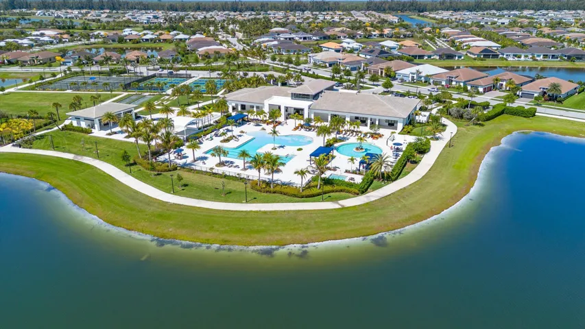 FANTASTIC RESORT-STYLE AMENITIES