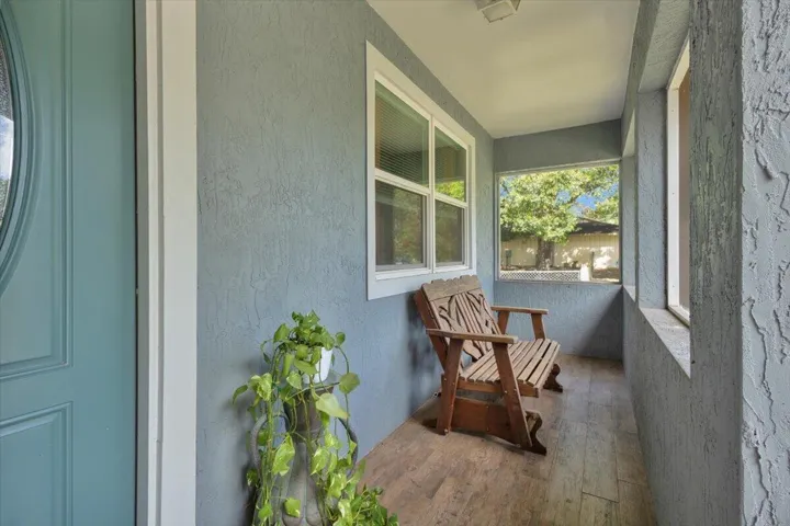 Front sitting area