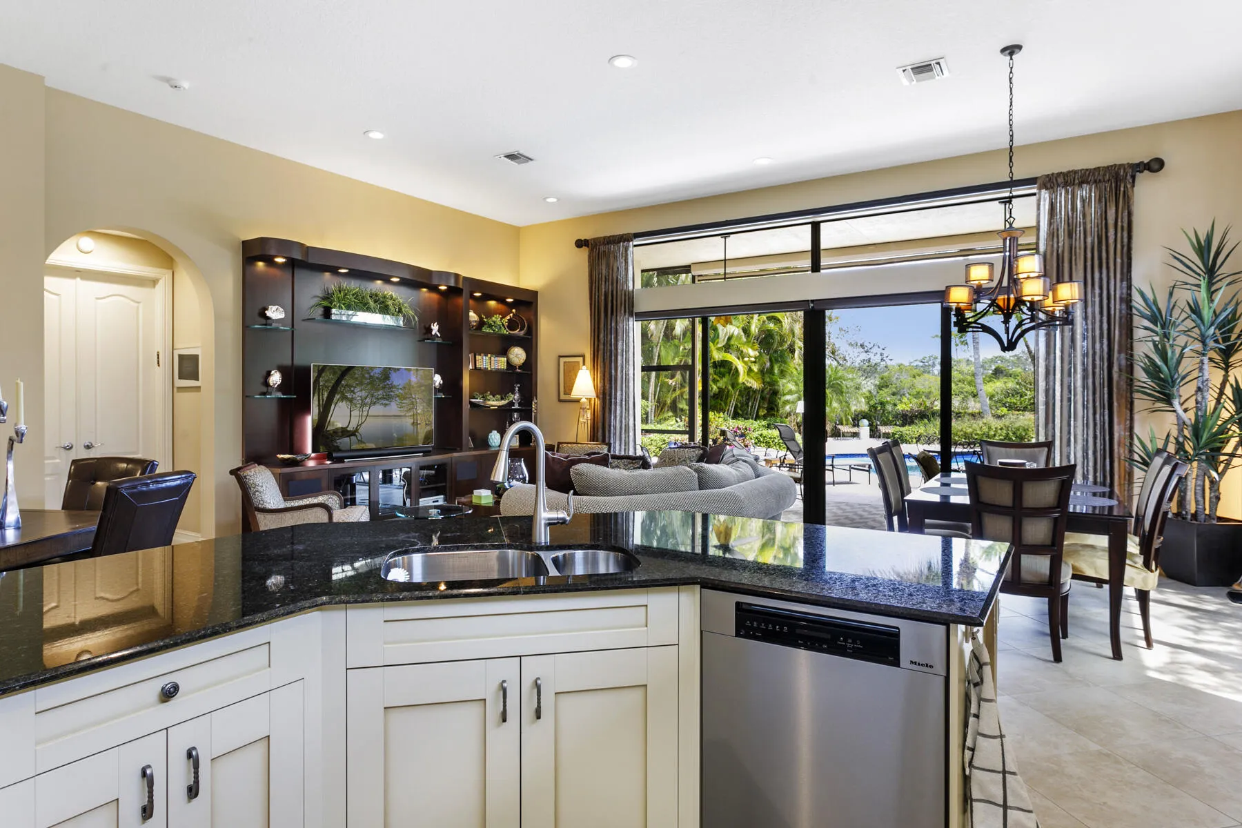 OPEN KITCHEN