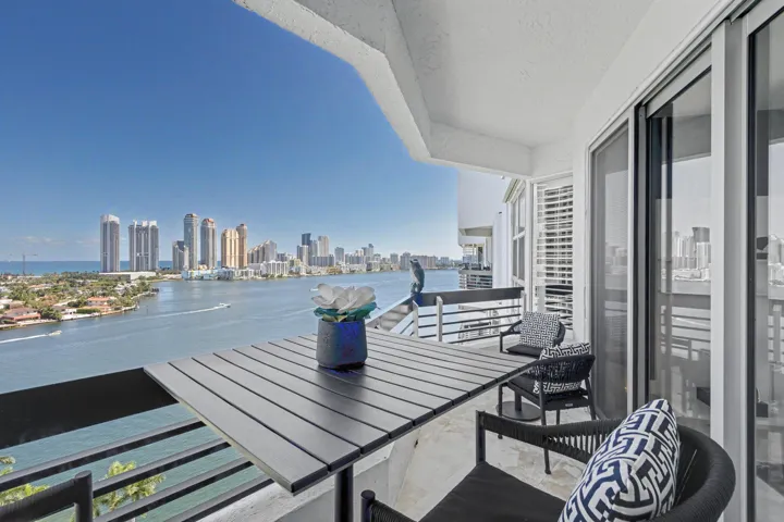 BALCONY WITH VIEW ON THE OCEAN AND CANAL