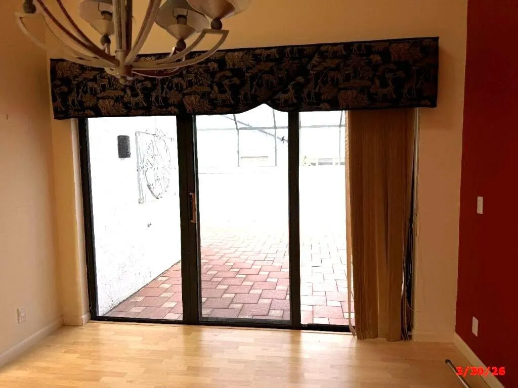 Dining area w/sliders to screened patio