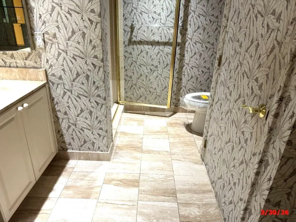 Master shower/toilet