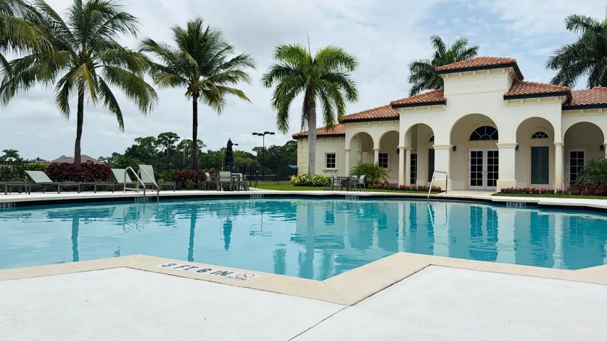 Pool_Clubhouse